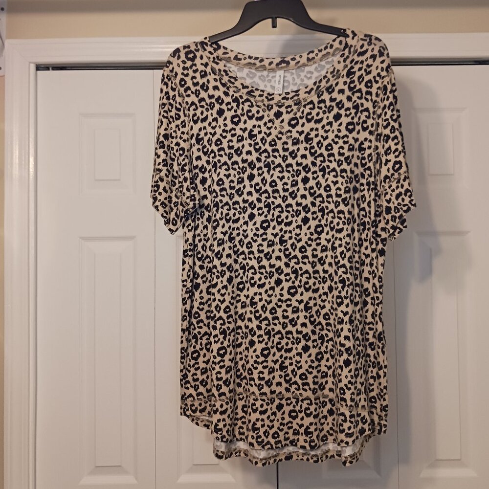 #240 3/$18 - Hiyiyezi Black/Tan Short Sleeve Top Size Large